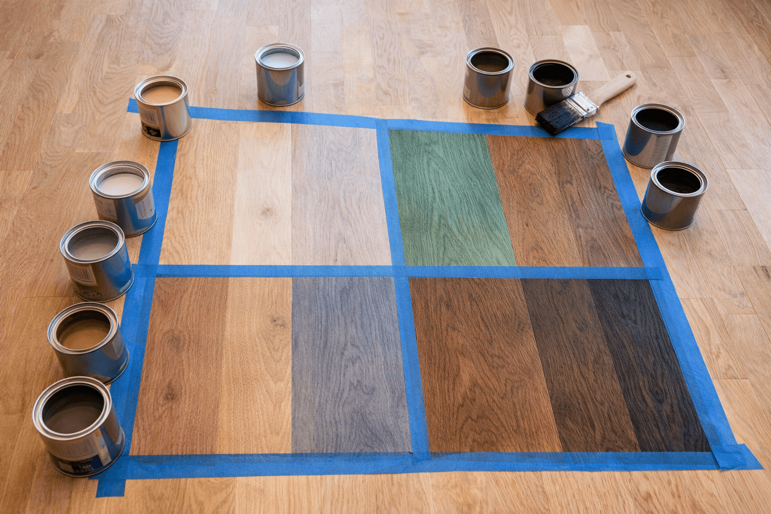 Olika färgpigment på trägolv